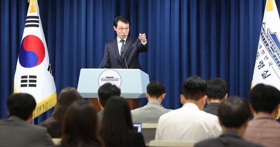 기자들 질문 받은 이규연 홍보수석