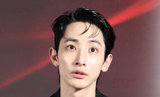 인사말 하는 'S라인' 이수혁