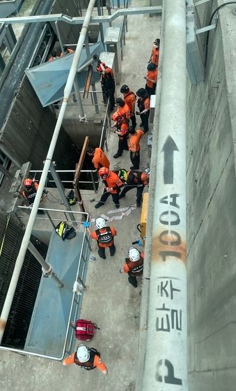 인천 맨홀 실종자 50대 직원 '심정지 상태' 발견