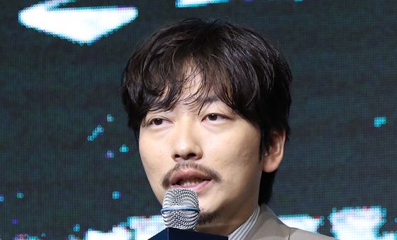 인사말 하는 배우 이동휘