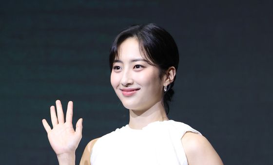 김민, 빛나는 손 인사