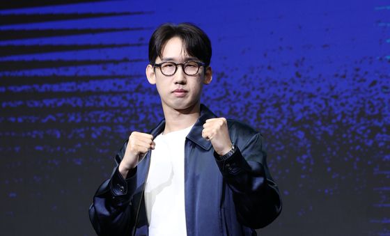 포즈 취하는 이상진