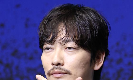 이동휘, 콧수염 턱수염도 매력적