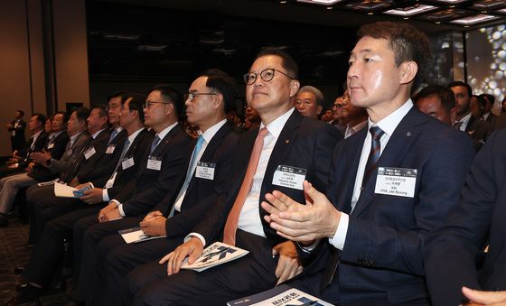 한 자리에 모인 방위산업체 대표들