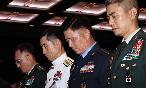 묵념하는 군 지휘관들