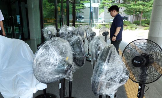 특검 사무실로 옮겨지는 선풍기