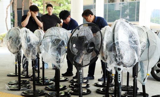 특검 사무실로 옮겨지는 선풍기