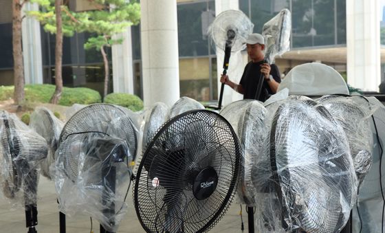 특검 사무실로 옮겨지는 선풍기 '덥다 더워'