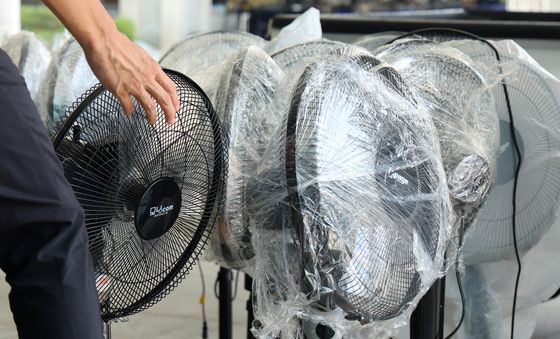 내란 특검 사무실로 옮겨지는 선풍기