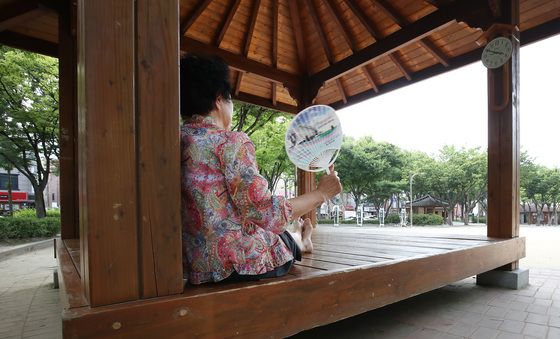 폭염에 갈 곳 없는 노인