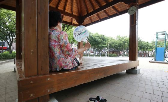 텅 빈 공원에서 홀로 부채질