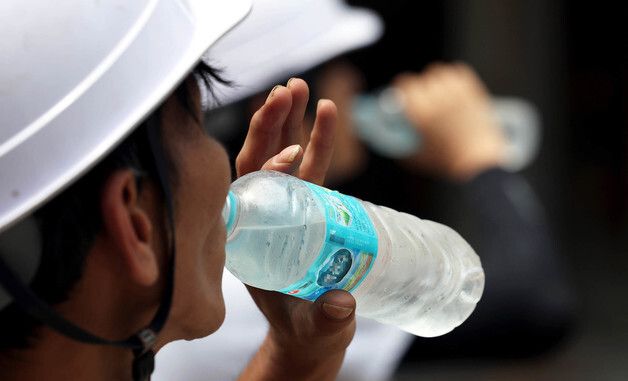 수분 보충하는 공사현장 작업자