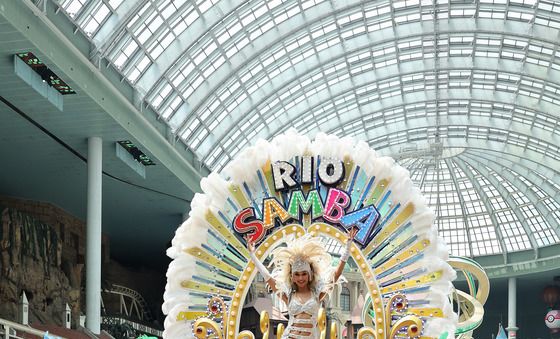 더위 타파! 롯데월드 삼바 카니발 퍼레이드