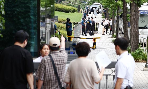 尹 영장심사 임박에 출입 보안 강화된 법원