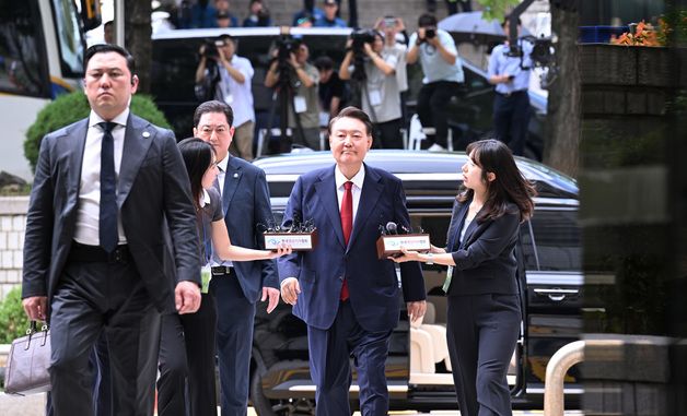 영장실질심사 출석하는 尹