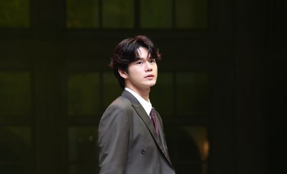 옹성우, 셰익스피어로 첫 연극 데뷔