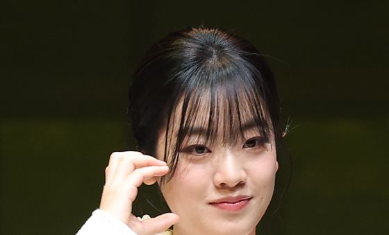 볼 하트하는 이주영