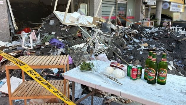 창원 상가주택 붕괴 사망자 추모하는 국화꽃