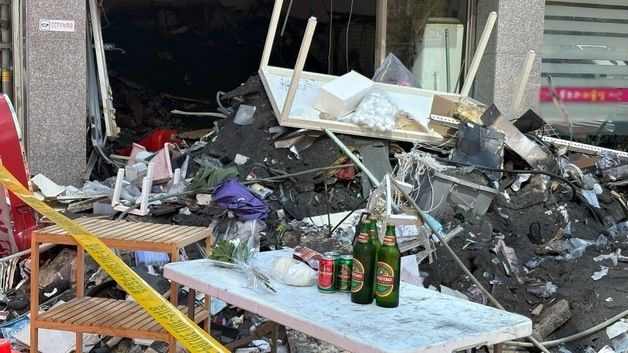 창원 상가주택 붕괴 사망자 추모하는 국화꽃