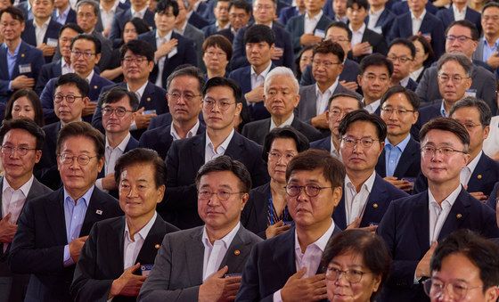 국민의례 하는 이재명 대통령