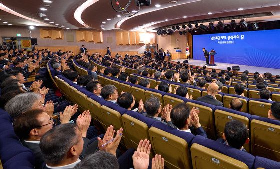 인사하는 이재명 대통령