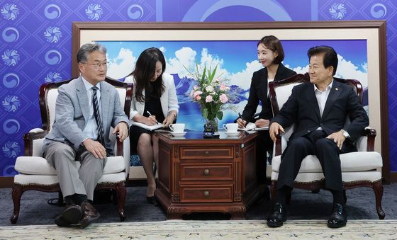 조셉 윤 주한미국대사 대리 접견하는 정동영 장관