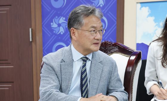 정동영 통일부 장관 만난 조셉 윤 주한미국대사 대리