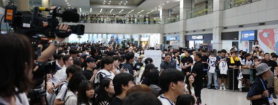 트트넘 손흥민·양민혁 기다리는 축구 팬들