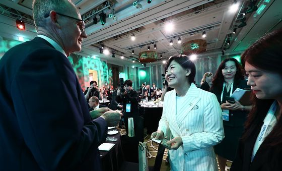 참석자들과 인사하는 송미령 장관