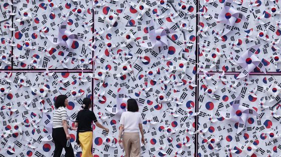 태극기 언덕에 붙어있는 태극기 바람개비