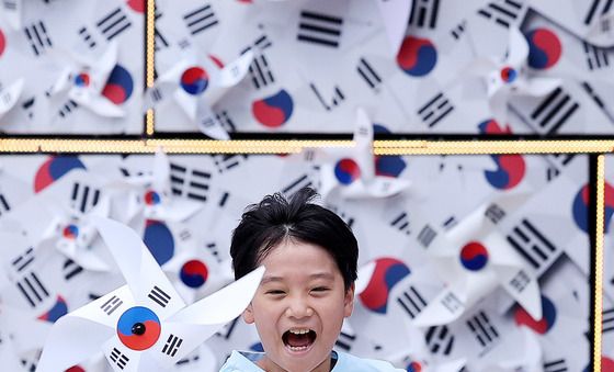 태극기 물결에 담긴 80년의 감동