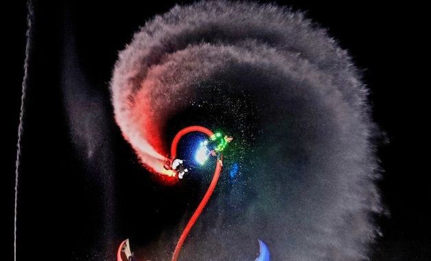 인제 여름축제장서 펼쳐지는 플라이보드 야간 공연