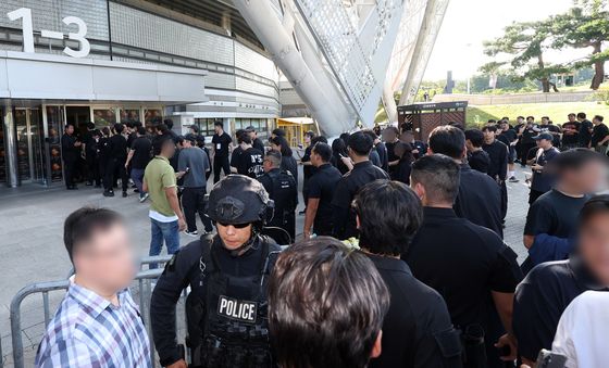 올림픽 체조경기장 폭발물 신고...300여 명 대피 소동