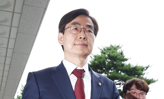 내란특검 출석하는 조경태 의원