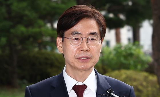 취재진 질의 답변하는 조경태 의원