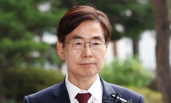 굳은 표정의 조경태 의원