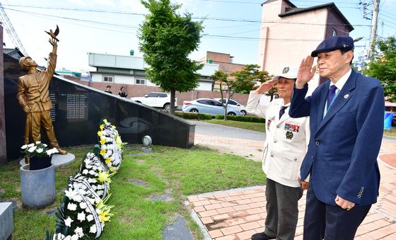 학도의용군들의 경례