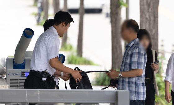 법원 청사 출입 '소지품 검사'