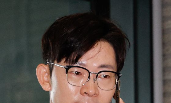 선관위 회의 향하는 박충권