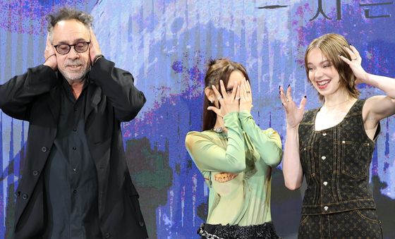 내한한 '웬즈데이' 주역들