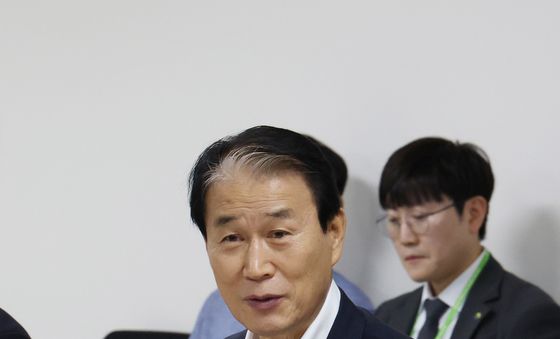 업무보고 받는 권오을 장관