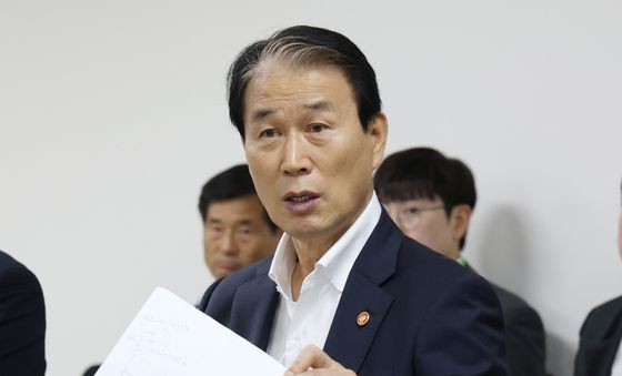 업무보고 받는 권오을 장관