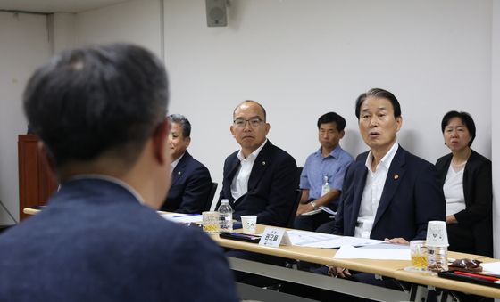 업무보고 받는 권오을 장관