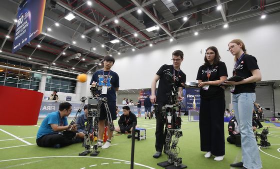 중거리 슛 쏘는 로봇