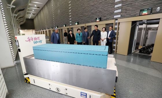 서울추모공원 화장로 자율주행 로봇 시연 보는 오세훈 시장