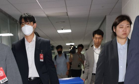 이춘석 의원실 압수품 상자 든 경찰