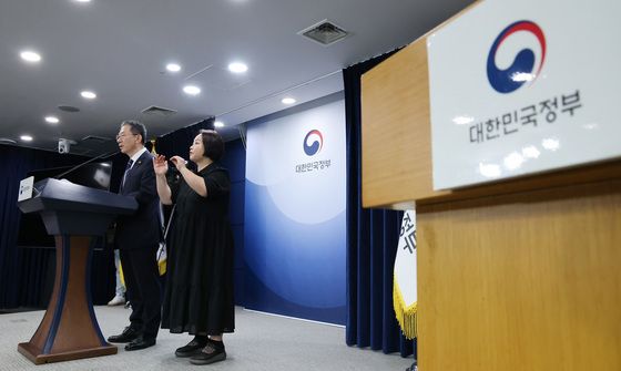 정성호 장관, 광복절 특별 사면 명단 발표…'조국·정경심·윤미향·최강욱 포함'