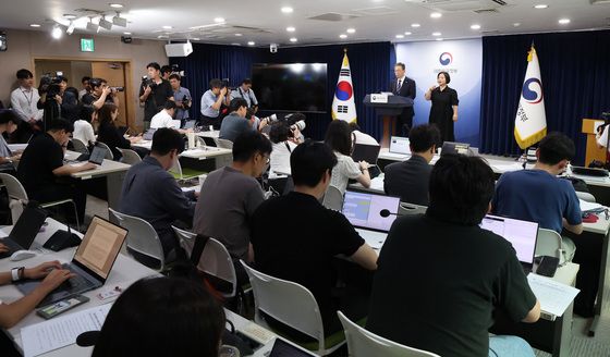 광복절 특별 사면 명단 발표…'조국·정경심·윤미향·최강욱 포함'