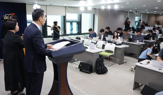 광복절 특별 사면 명단 발표하는 정성호 장관