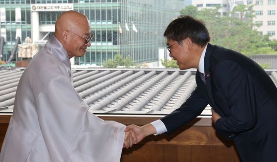 악수하는 최휘영 장관과 진우스님